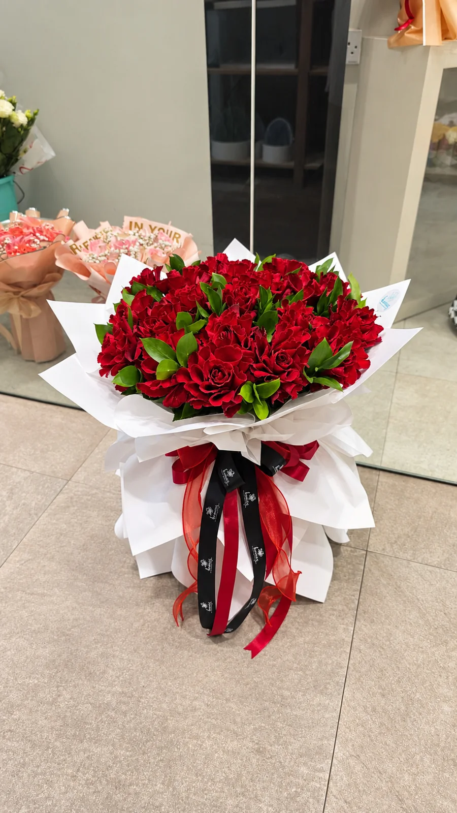 Kenaz Flower — Classic red roses